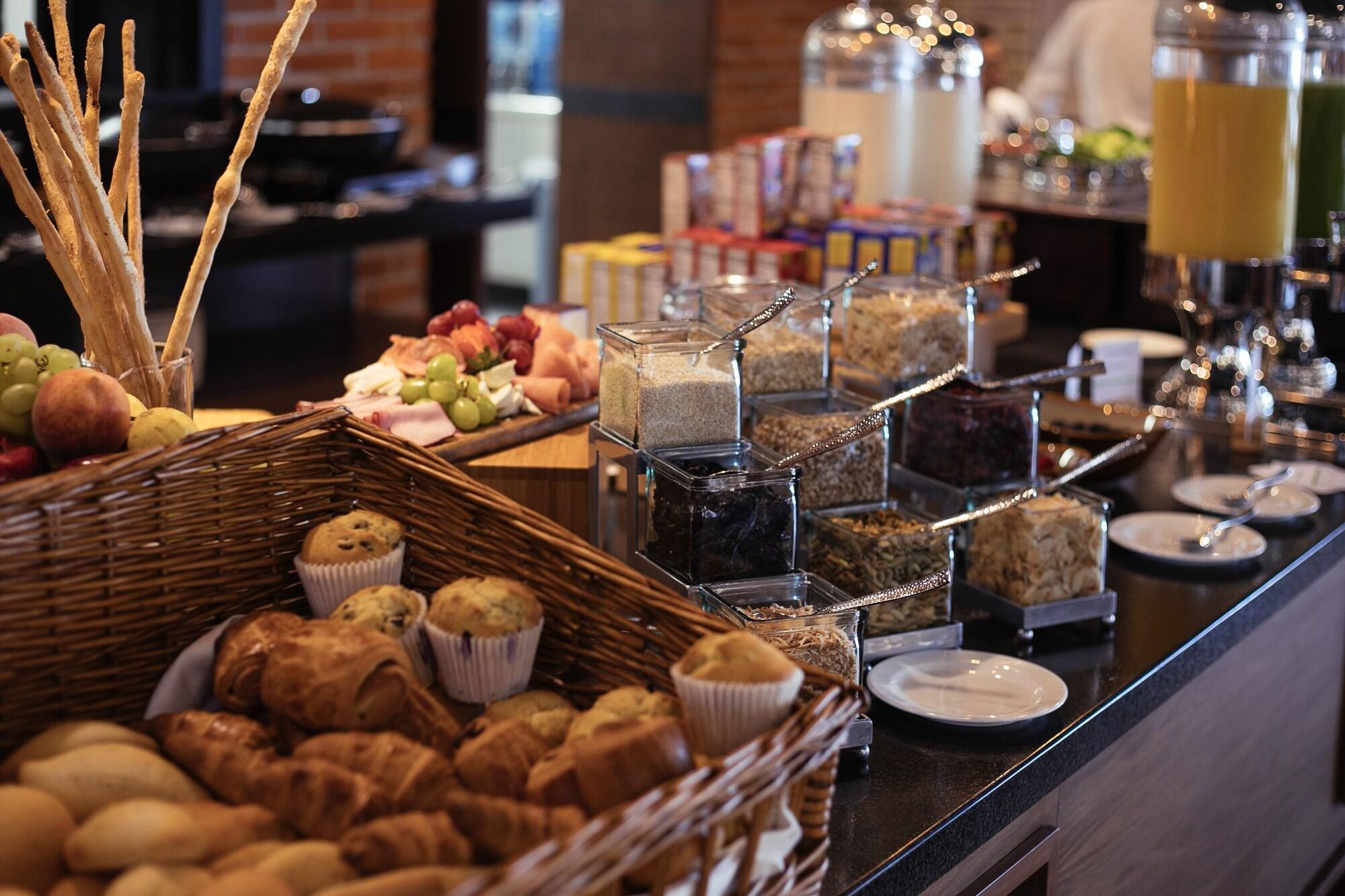 Doubletree By Hilton Celaya Celaya  Bagian luar foto